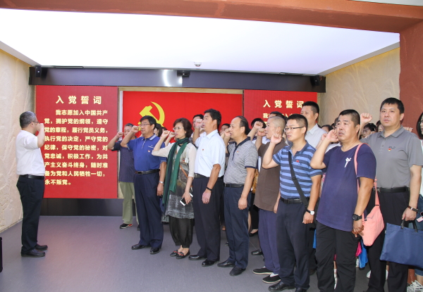 参观红墙意识党性教育基地