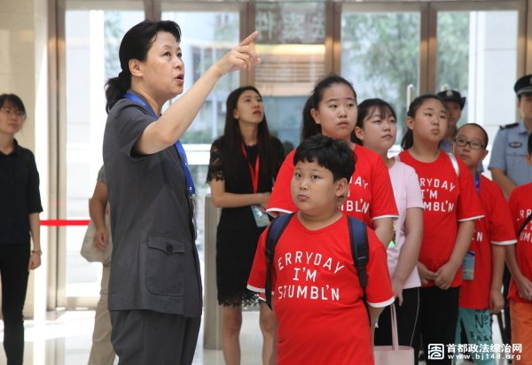 图为参观诉服中心。