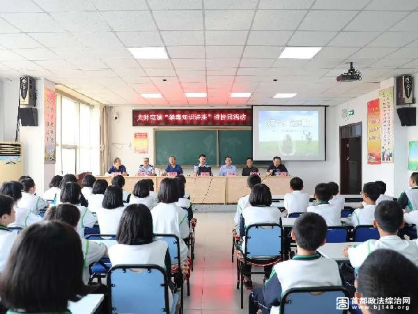 图为讲座现场照片
